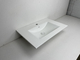 優雅な設計された陶磁器の虚栄心の上の浴室の流しの平らな端
