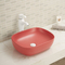 反対の浴室の洗面器のピンクの容易できれいな陶磁器の流しの上の繁殖の細菌